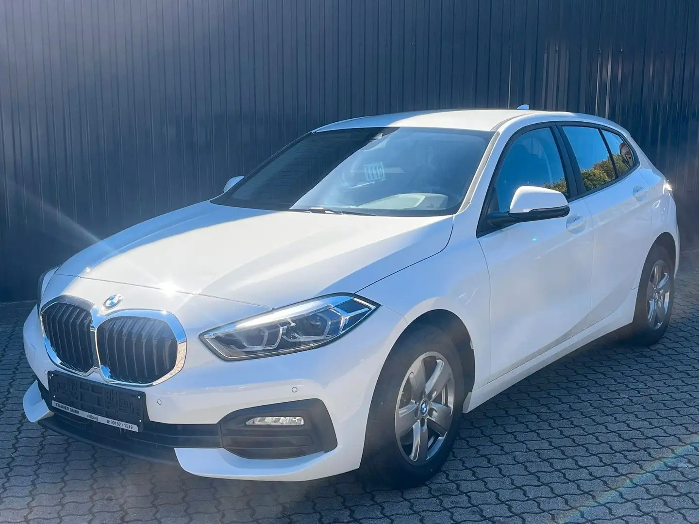 BMW 118 i 5-Türer/ AHK/LED/Lenkradheiz/Navi/Sitzheiz Weiß - 2