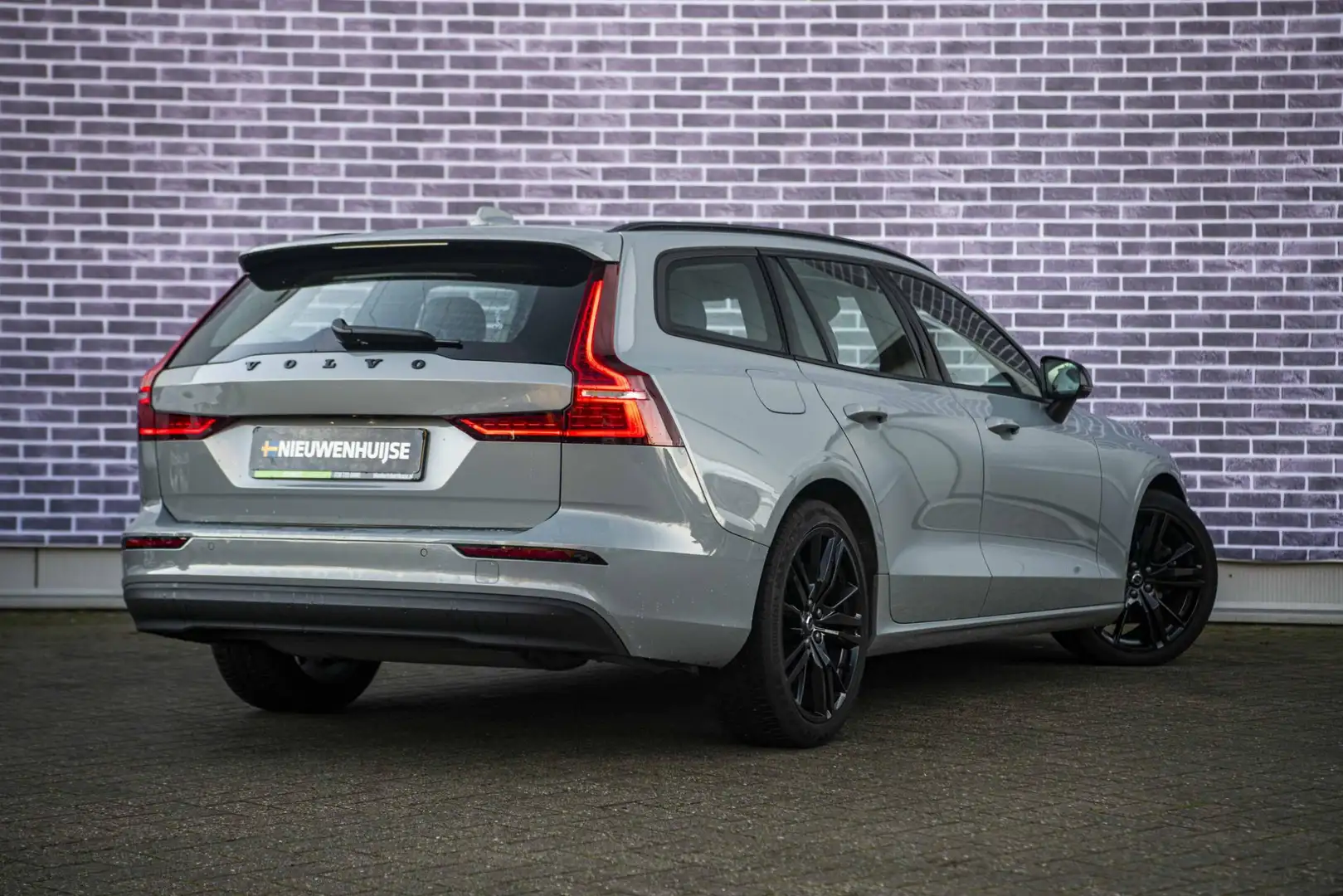 Volvo V60 2.0 B3 Essential Edition | Sport Pack | 19" Black Gris - 2
