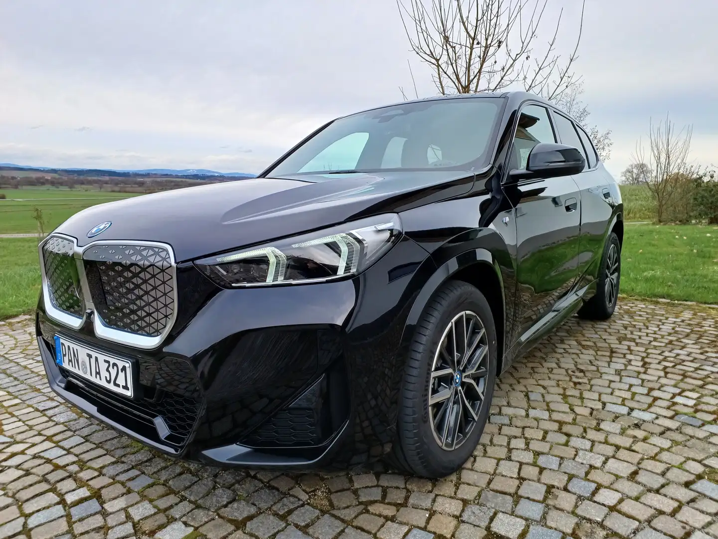 BMW iX1 iX1 eDrive20 M Sportpaket Schwarz - 2
