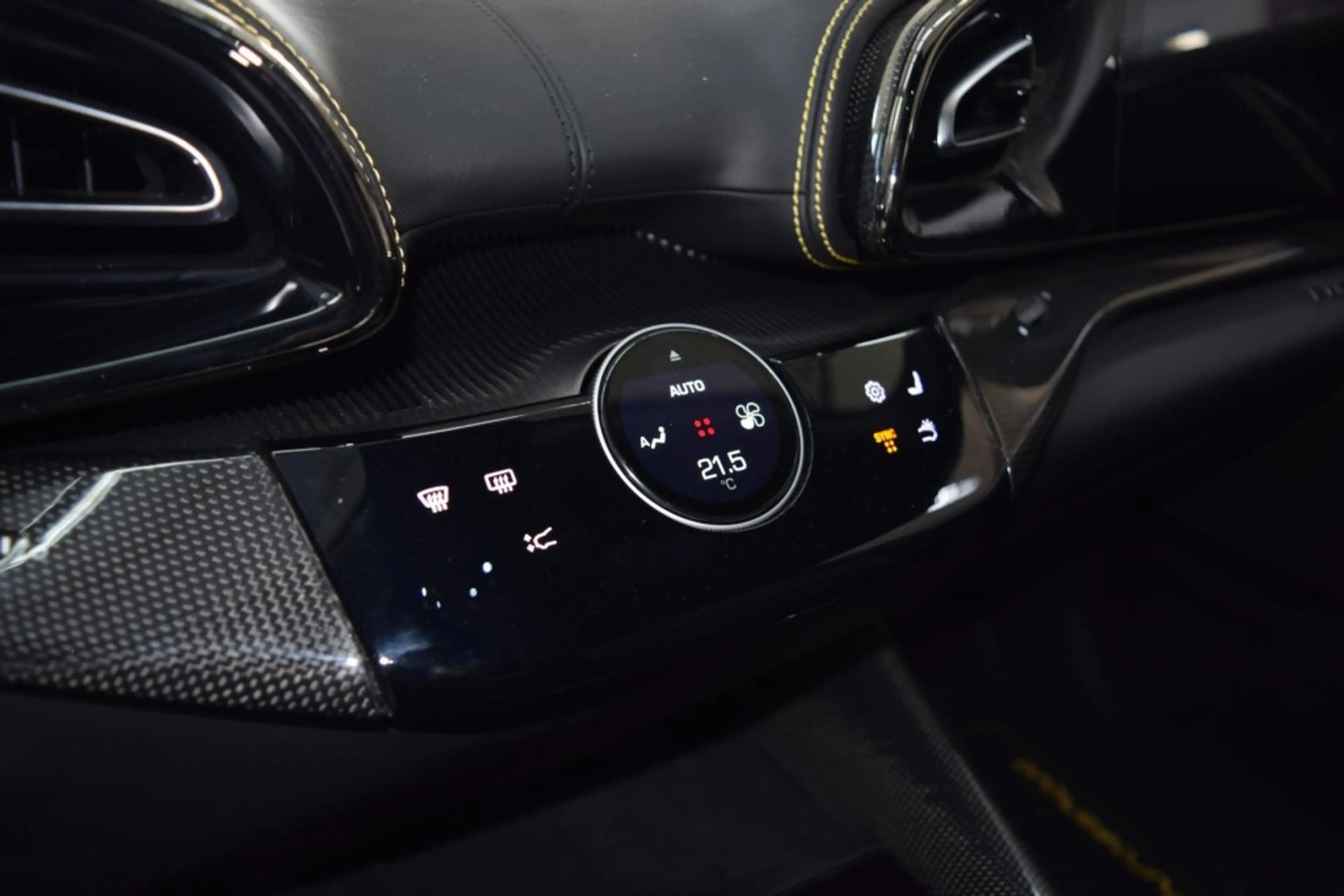 Ferrari Purosangue Panoramadach *on Stock* LED — photo 11