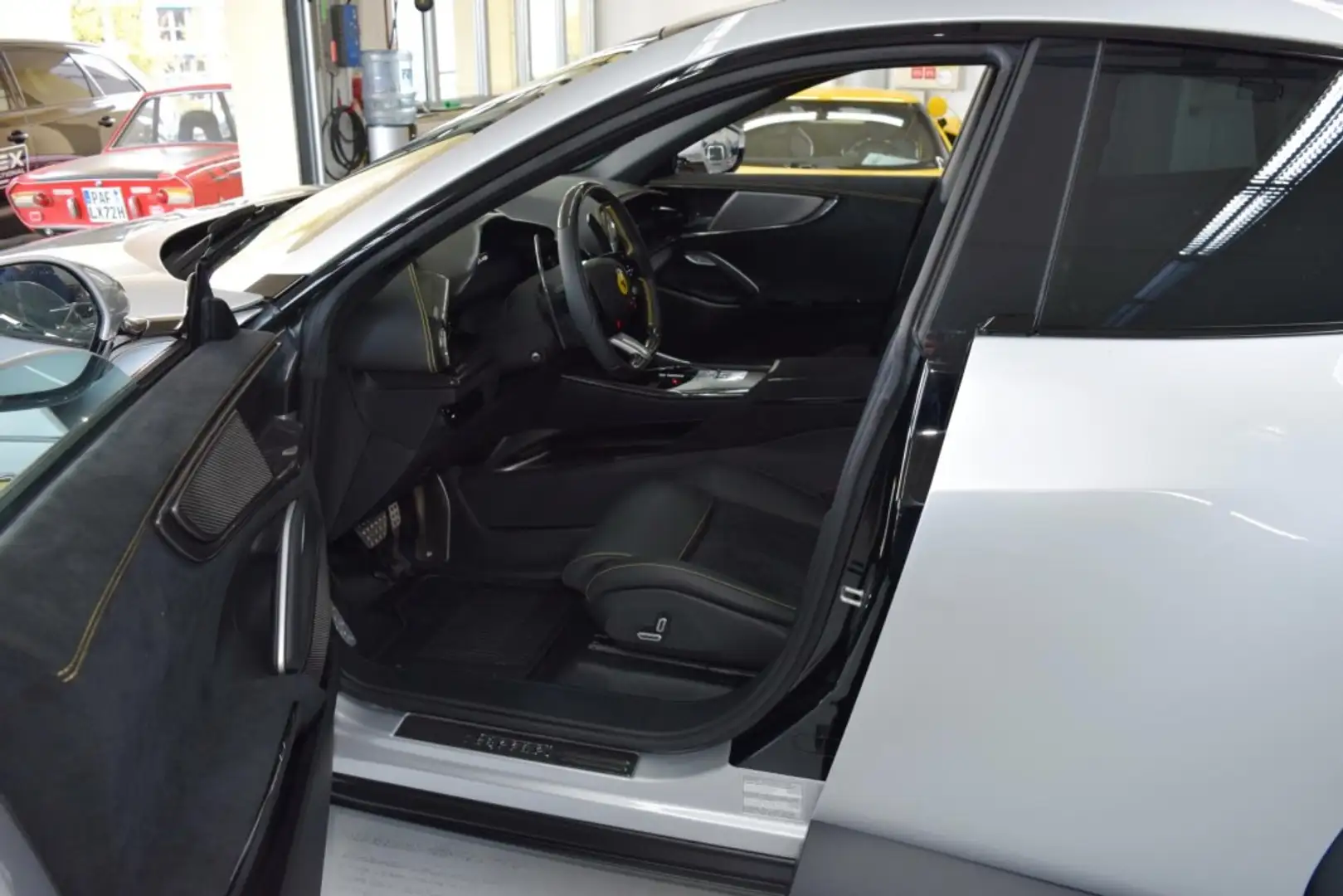 Ferrari Purosangue Panoramadach *on Stock* LED Silber - 2