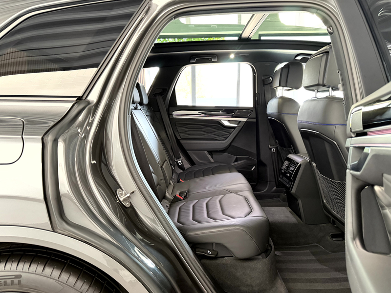 Volkswagen Touareg R 3.0TSI*BlackStyle*Pano*AHK*HUD*IQ* — photo 8