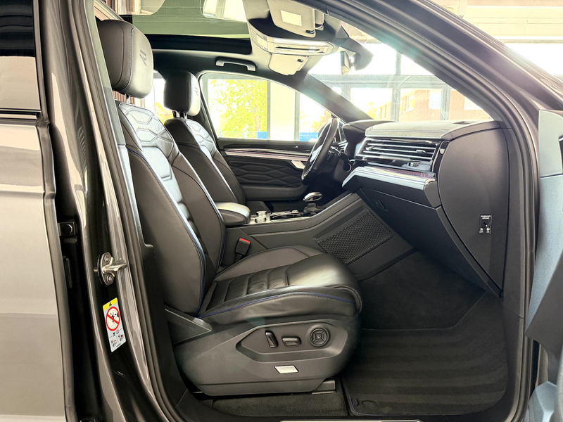 Volkswagen Touareg R 3.0TSI*BlackStyle*Pano*AHK*HUD*IQ* — photo 10