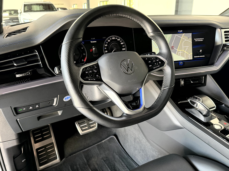 Volkswagen Touareg R 3.0TSI*BlackStyle*Pano*AHK*HUD*IQ* — photo 13