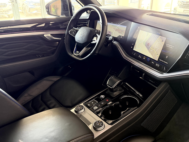 Volkswagen Touareg R 3.0TSI*BlackStyle*Pano*AHK*HUD*IQ* — photo 11