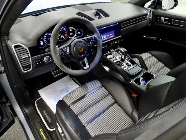Porsche Cayenne view 5
