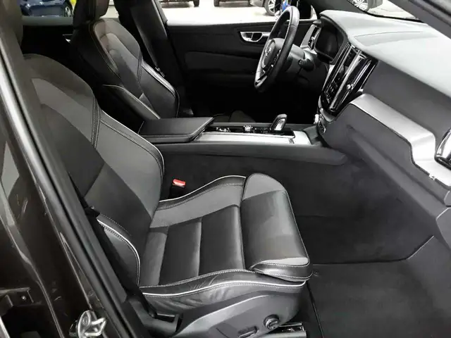 Volvo XC60 view 8