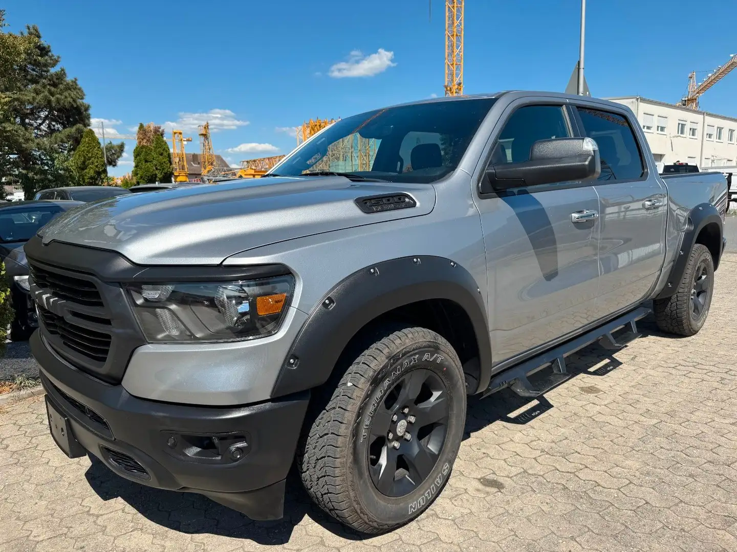 Dodge RAM 1500 5,7L Crew Cab eTorque SHZ/LHZ Grau - 1