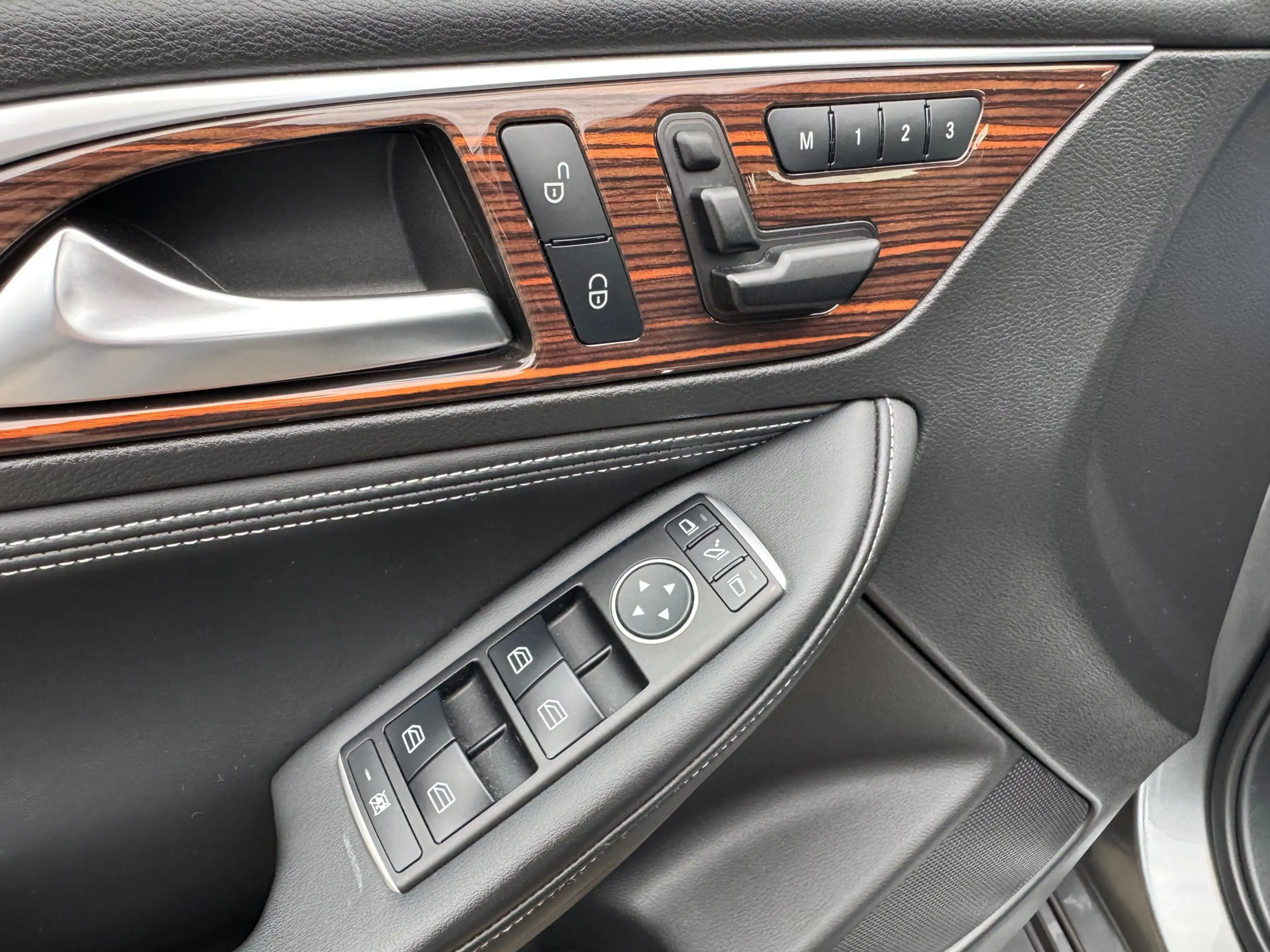 Infiniti Q30 1.6t 115kW Luxe — photo 13