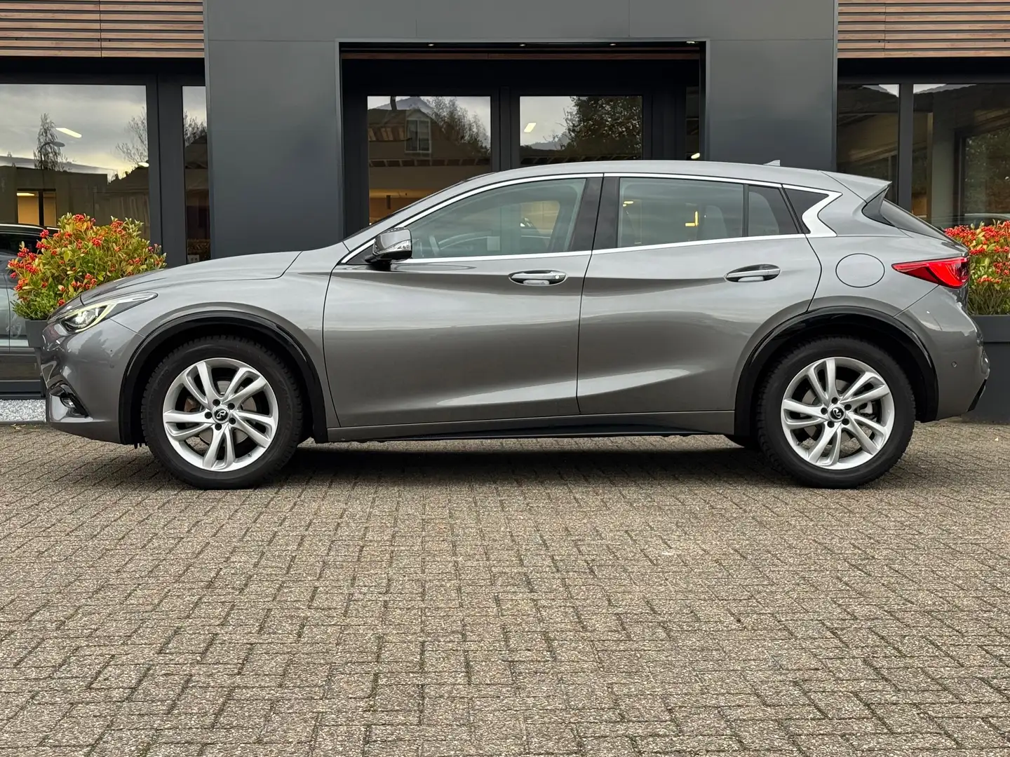 Infiniti Q30 1.6t 115kW Luxe Grau - 2