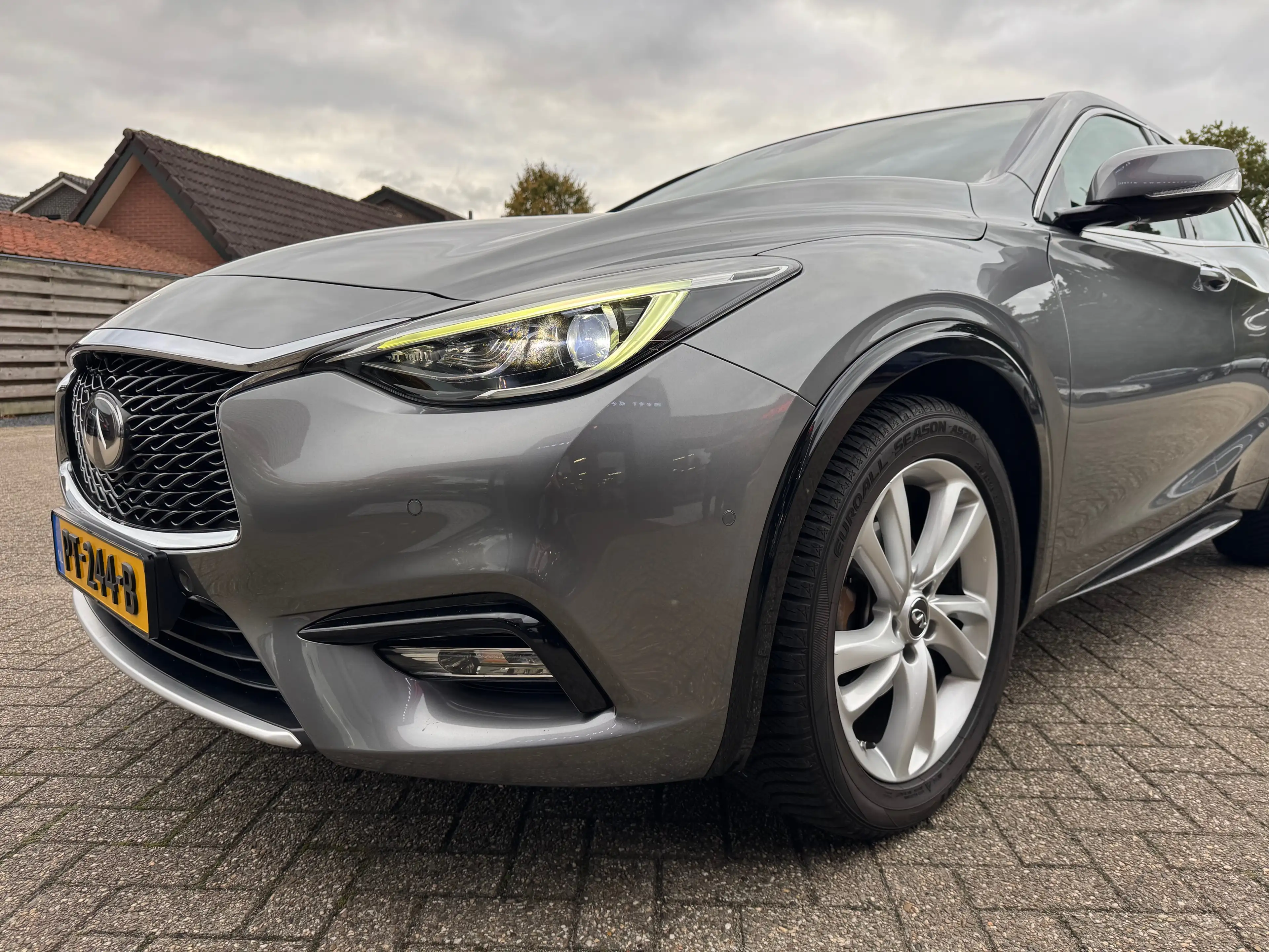 Infiniti Q30 1.6t 115kW Luxe — photo 11