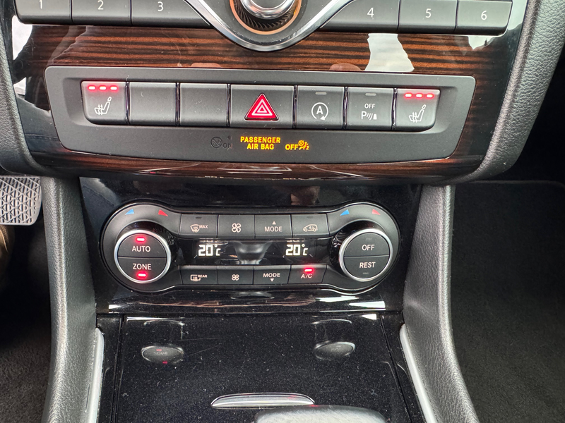 Infiniti Q30 1.6t 115kW Luxe — photo 6