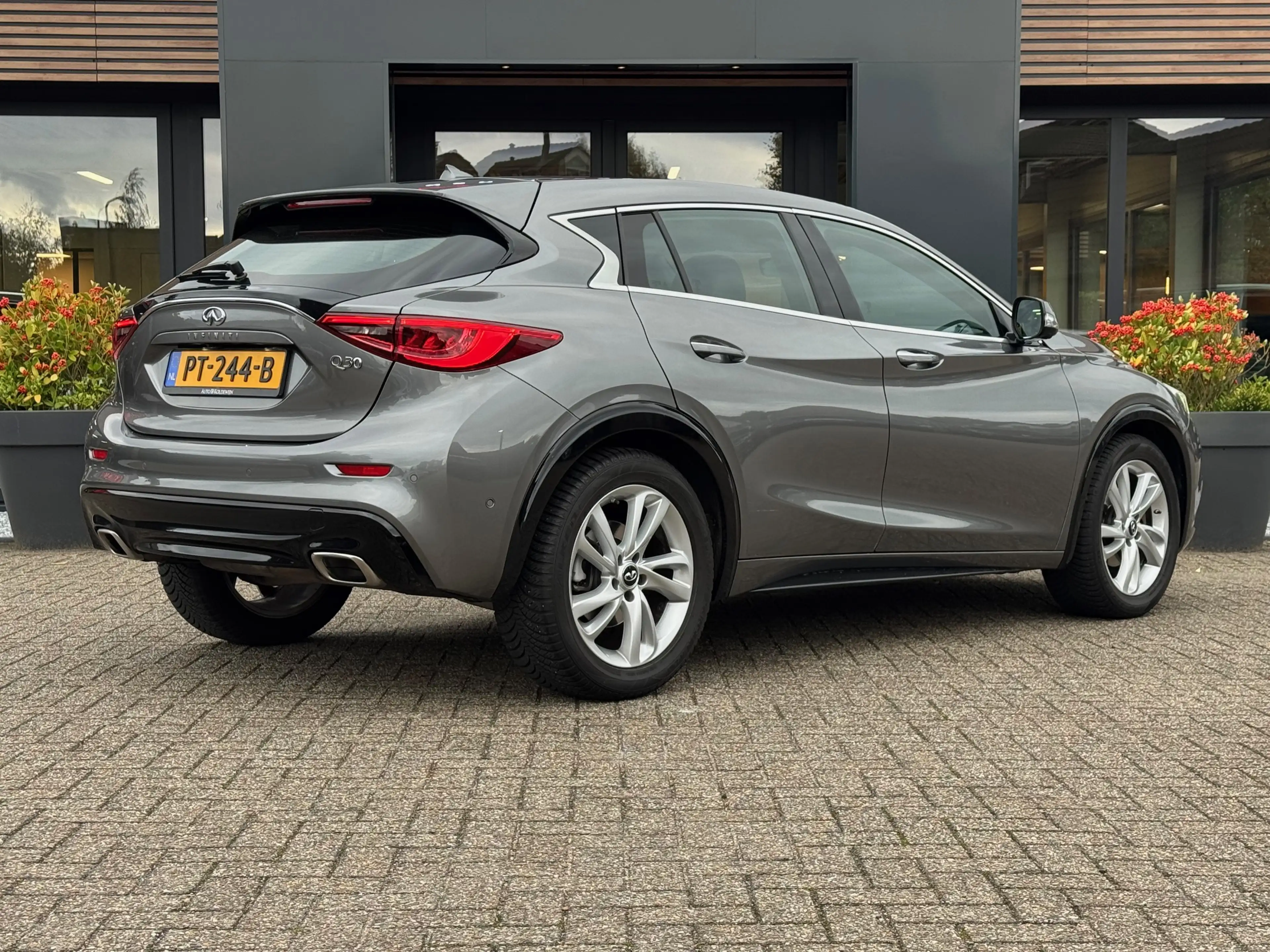 Infiniti Q30 1.6t 115kW Luxe — photo 3