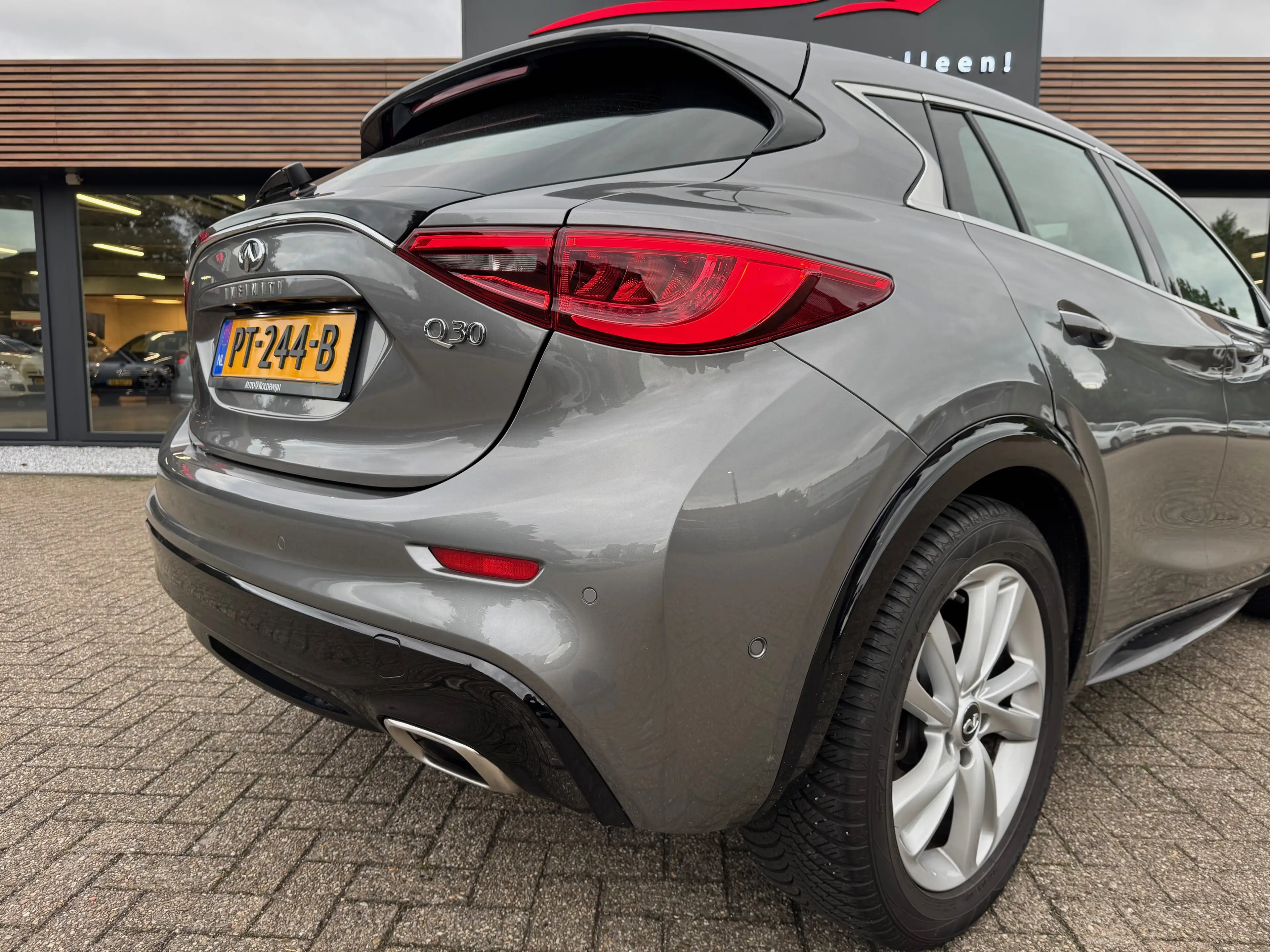 Infiniti Q30 1.6t 115kW Luxe — photo 10