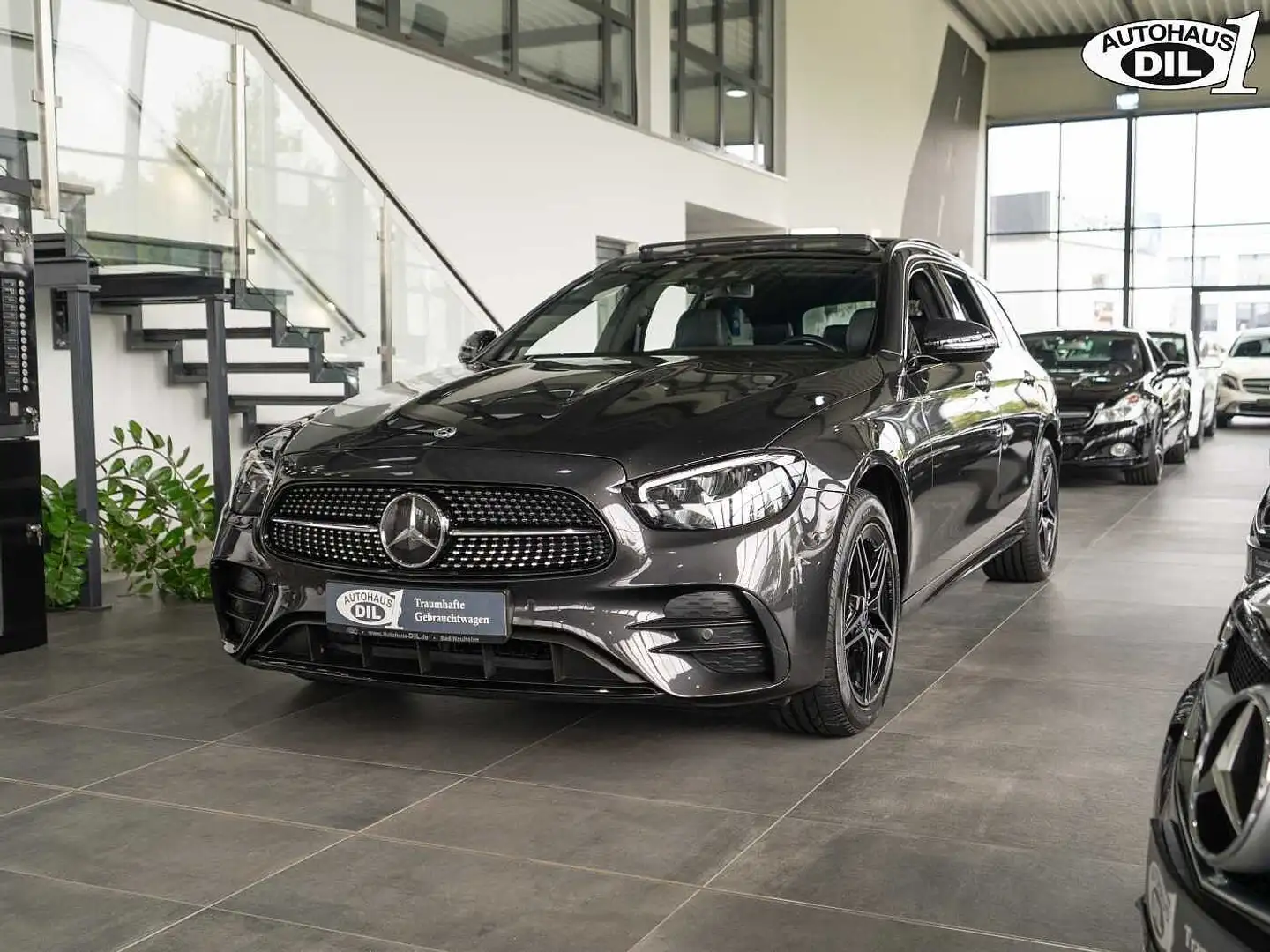 Mercedes-Benz E 300 de T 4Matic *AMG*PANO*AHK*DISTR.+*KEYLESS* Gris - 2