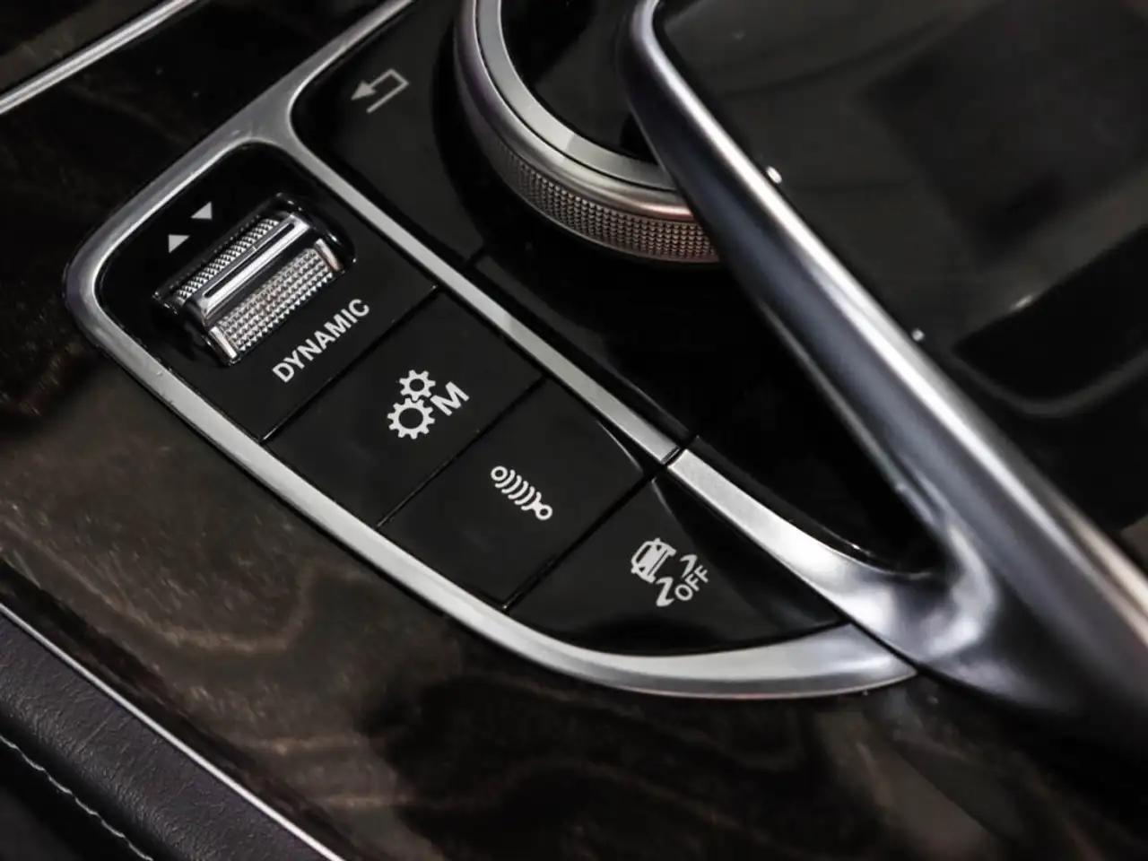 Mercedes-Benz E-Class снимка Mercedes-Benz E-Class