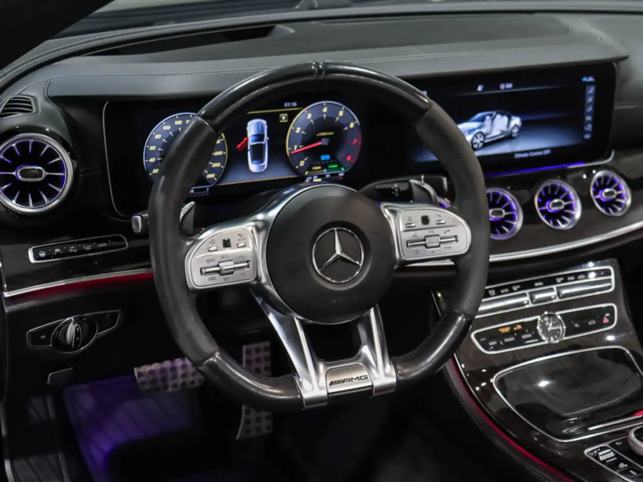 Mercedes-Benz E-Class снимка Mercedes-Benz E-Class