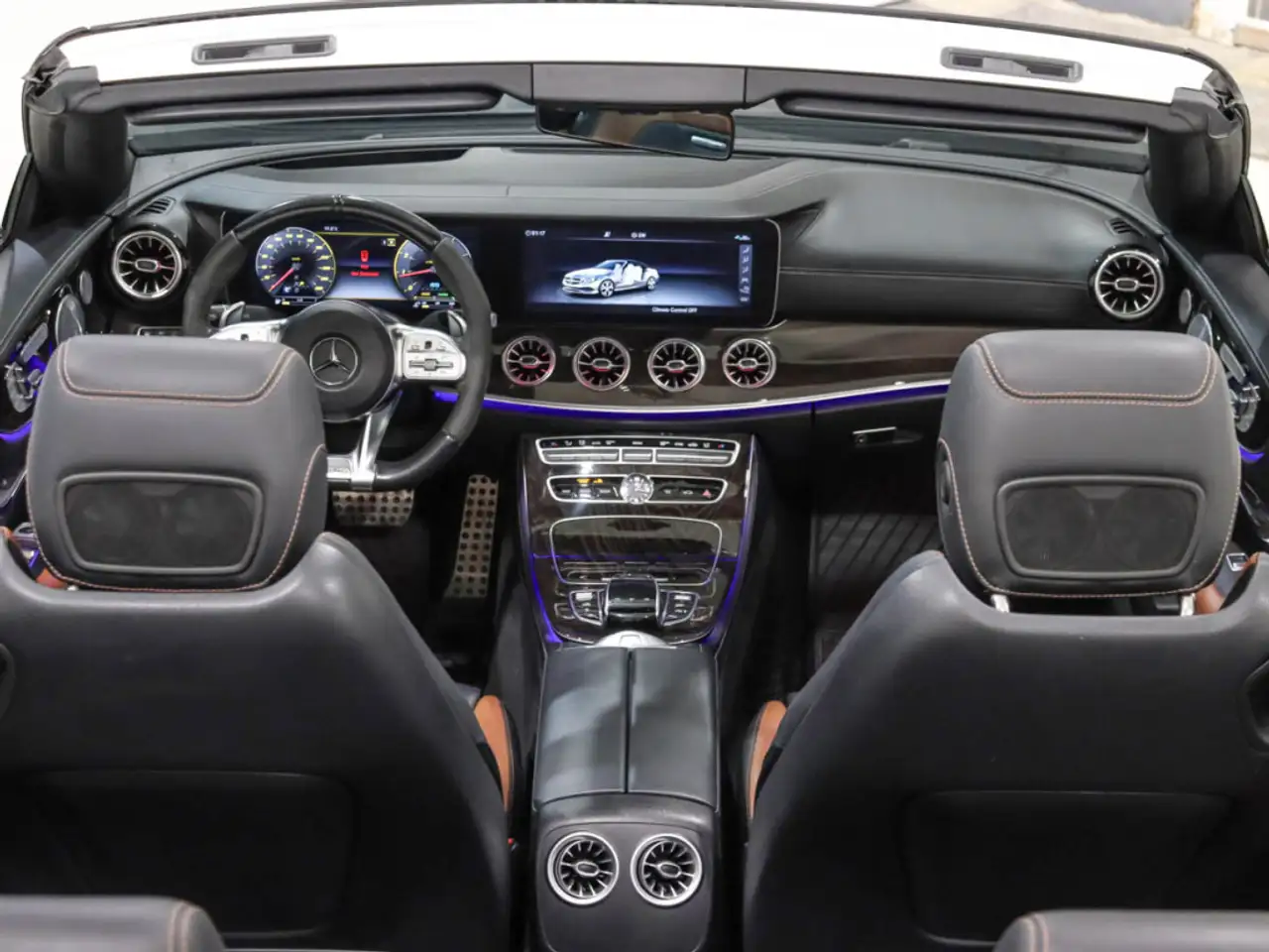 Mercedes-Benz E-Class снимка Mercedes-Benz E-Class