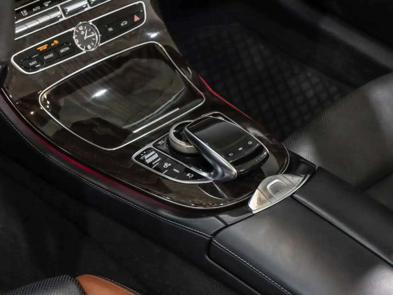Mercedes-Benz E-Class снимка Mercedes-Benz E-Class