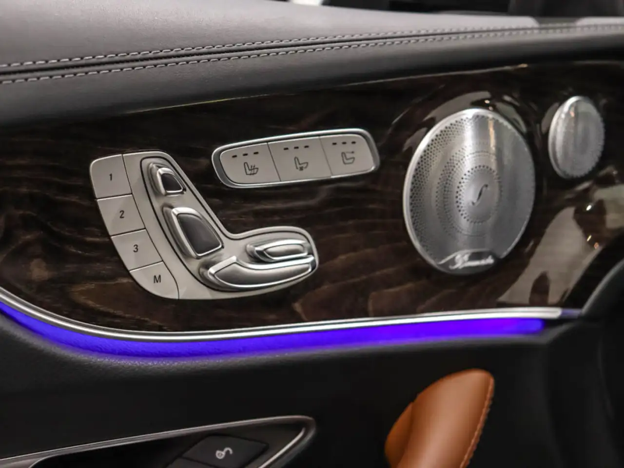 Mercedes-Benz E-Class снимка Mercedes-Benz E-Class