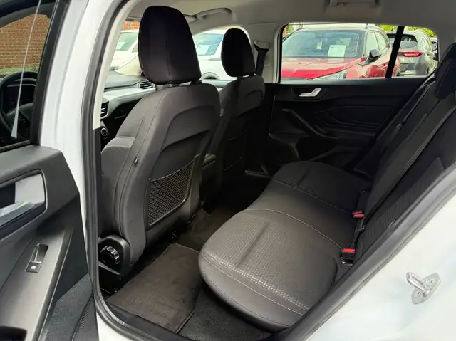 Ford Focus view 15