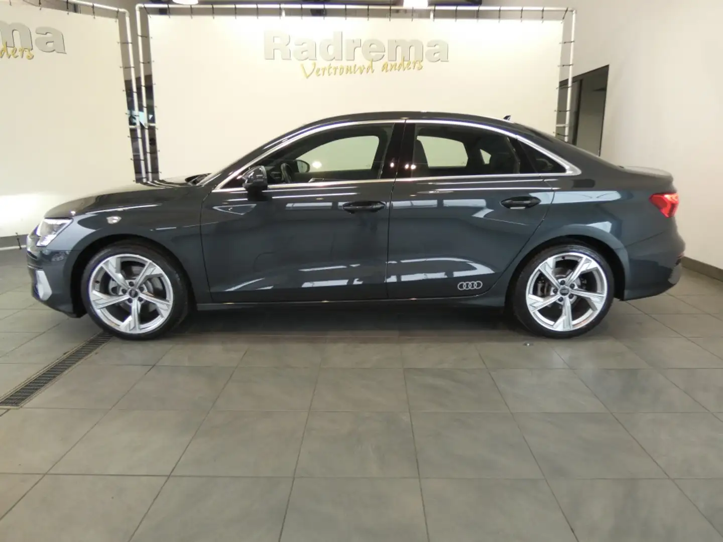 Audi A3 Limousine 35 TFSI 150 pk edition one Grijs - 2