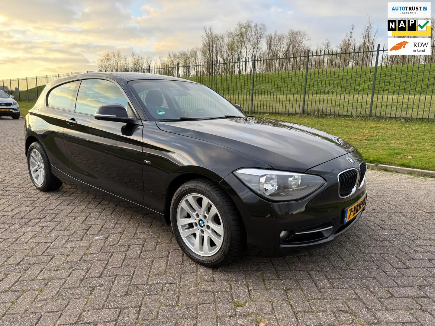 BMW 116 1-serie 116i Zwart - 1