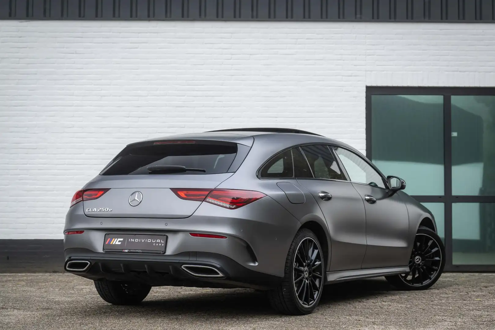 Mercedes-Benz CLA 250 Shooting Brake e AMG ACC HuD Panorama Multibeam MA Gris - 2