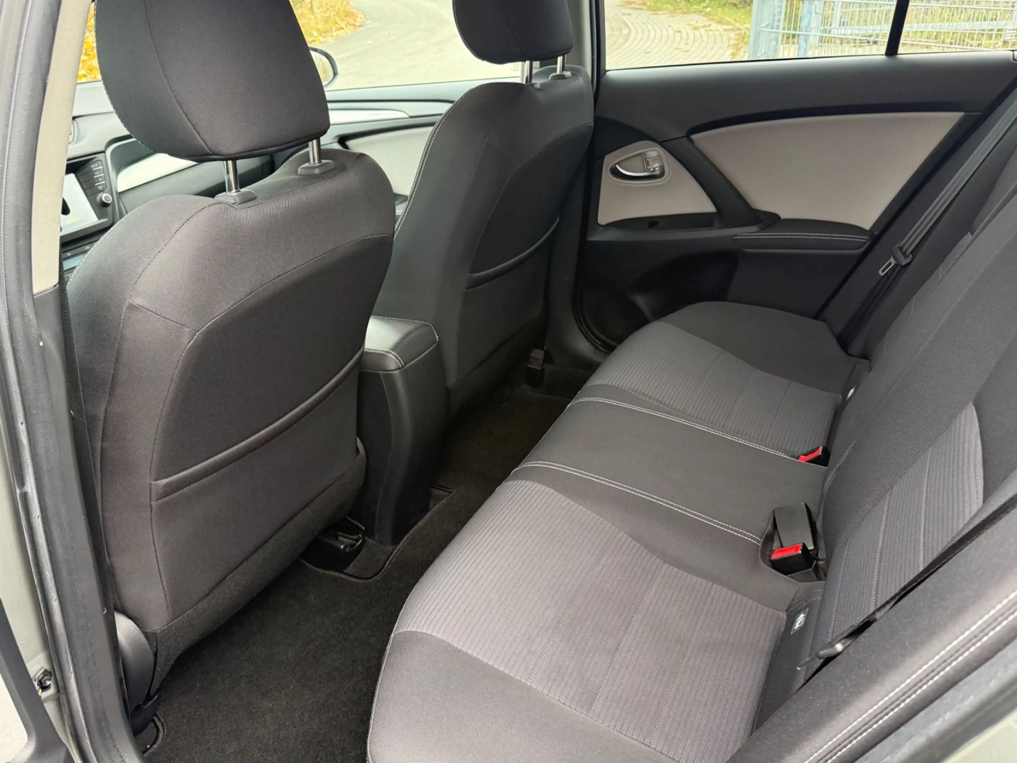 Toyota Avensis Touring Sports Edition-S+ — photo 12