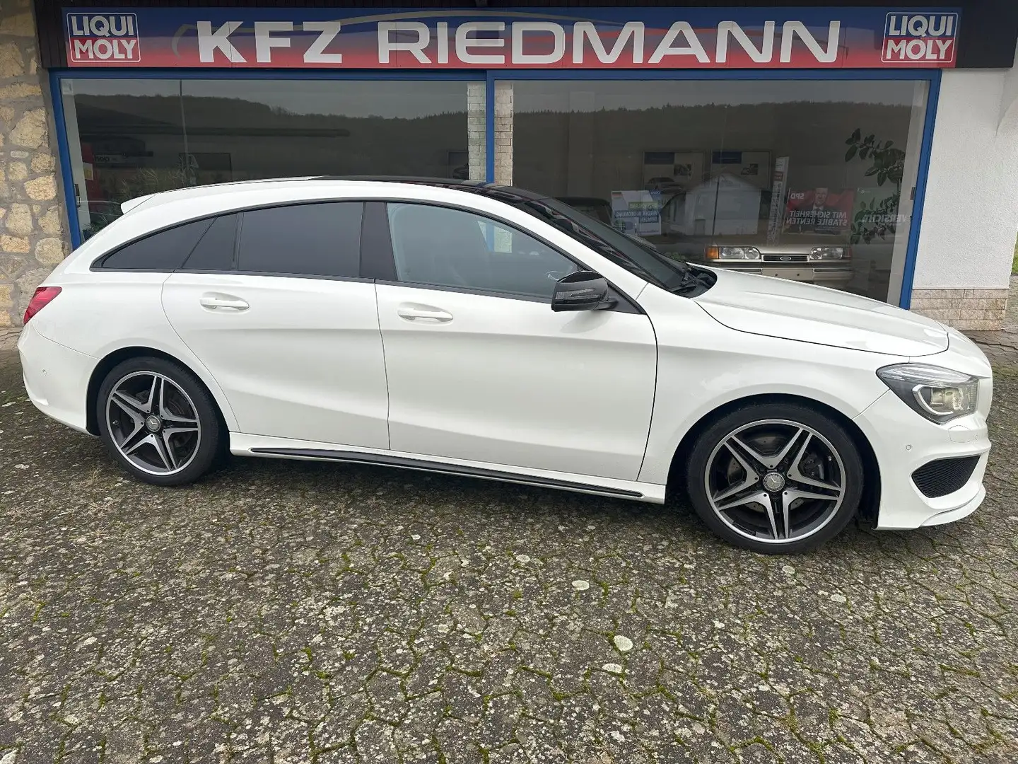 Mercedes-Benz CLA 250 Shooting Brake AMG-line Night-Paket Weiß - 1