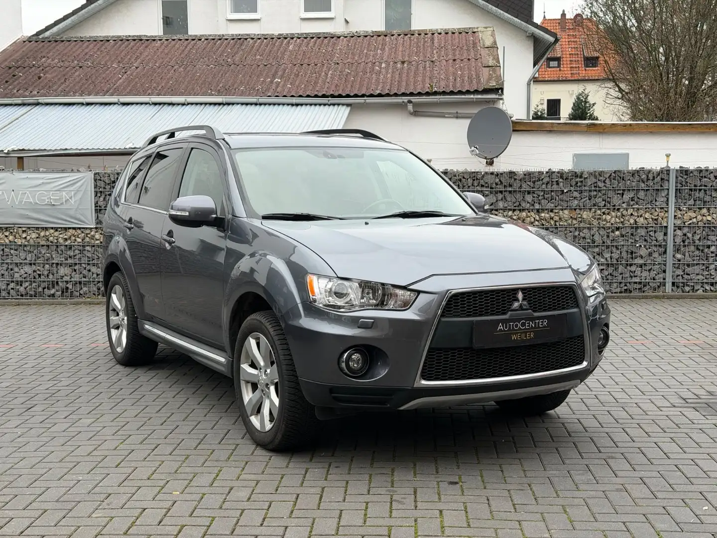 Mitsubishi Outlander Aut. 4WD*AHK*7SITZE*GARANTIE* Grau - 1