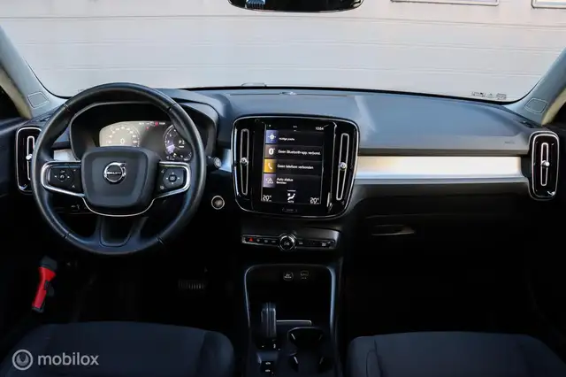Volvo XC40 view 3