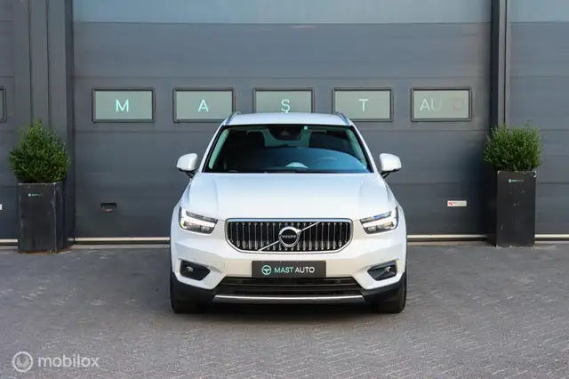 Volvo XC40 view 2
