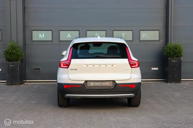 Volvo XC40 view 9
