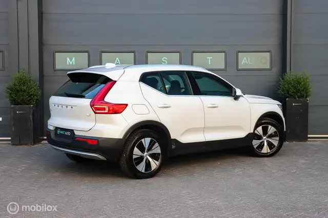 Volvo XC40 view 8