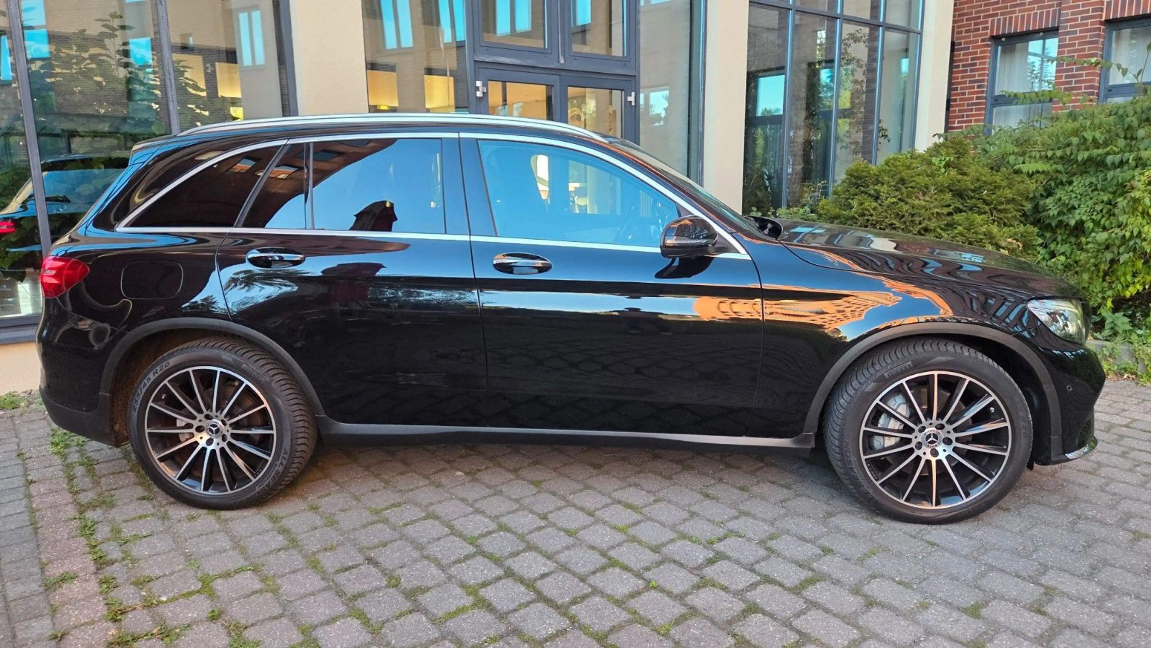 Mercedes-Benz GLC 350 d 4Matic*AMG*PANO*DISTR*AHK*TOTW*KEYLESS — photo 3