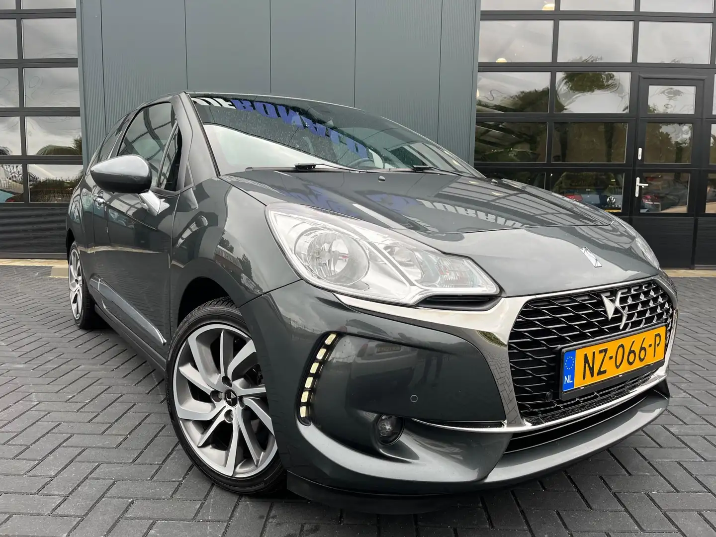 DS Automobiles DS 3 1.2 PureTech Business NL.Auto/110Pk/Camera/Navigat Gris - 2