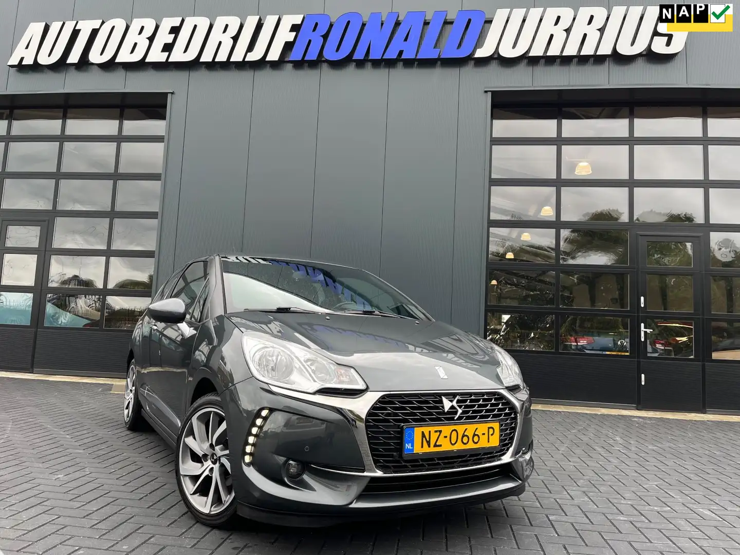 DS Automobiles DS 3 1.2 PureTech Business NL.Auto/110Pk/Camera/Navigat Gris - 1