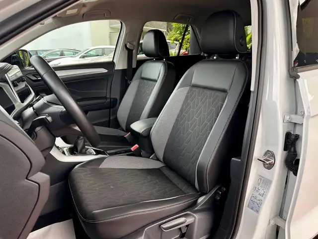 Volkswagen T-Roc view 11