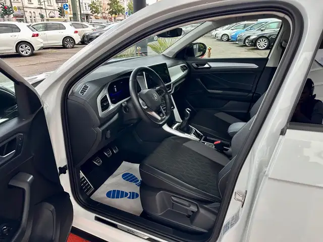 Volkswagen T-Roc view 10