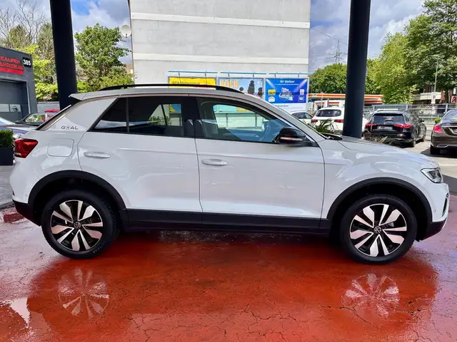 Volkswagen T-Roc view 2