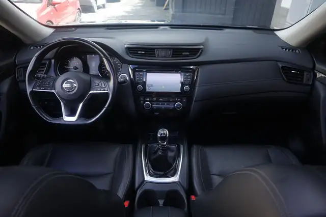Nissan X-Trail view 2