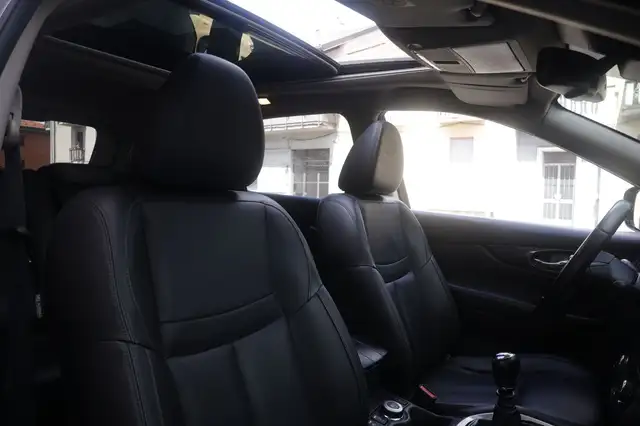 Nissan X-Trail view 3