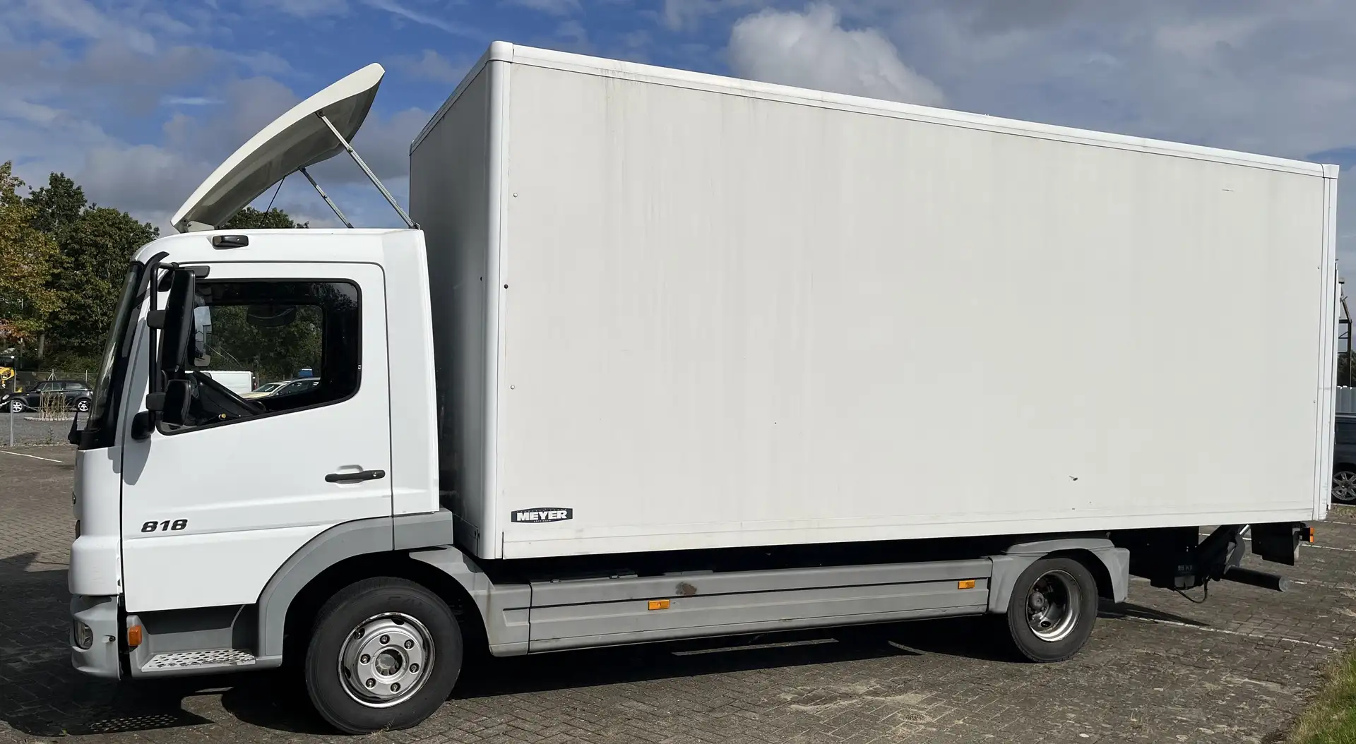 Mercedes-Benz Atego 818  4x2 OM 904 LA Koffer mit Hebebühne bijela - 1