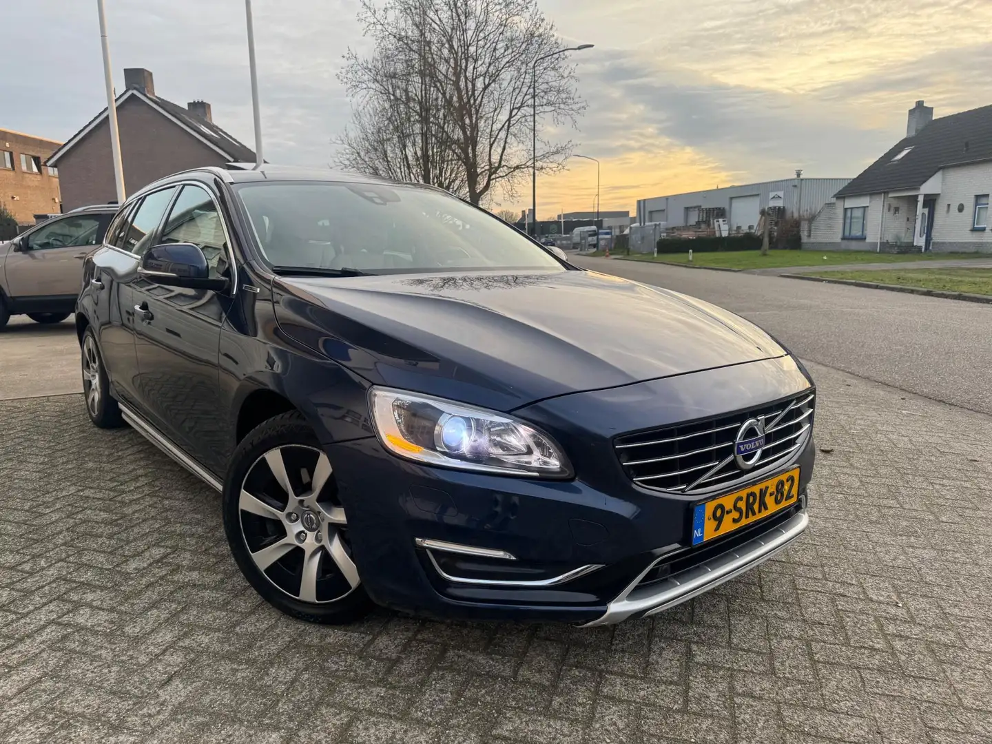 Volvo V60 2.4 D6 AWD Plug-In Hybrid Leer,Schuifdak,Xenon Bleu - 2
