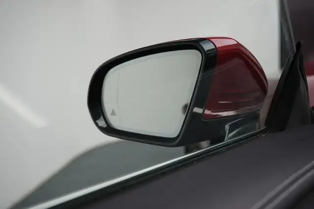 Mercedes-Benz E-Class view 9