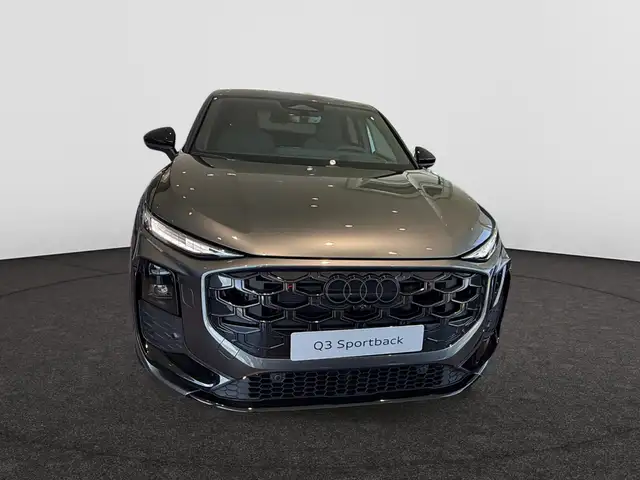Audi Q3 view 3