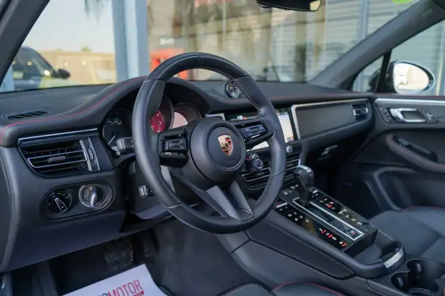 Porsche Macan view 15