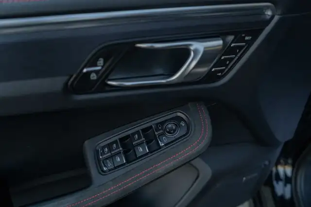Porsche Macan view 8