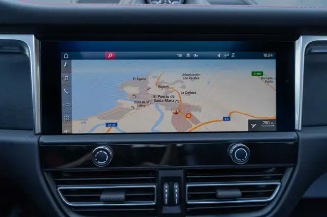 Porsche Macan view 12